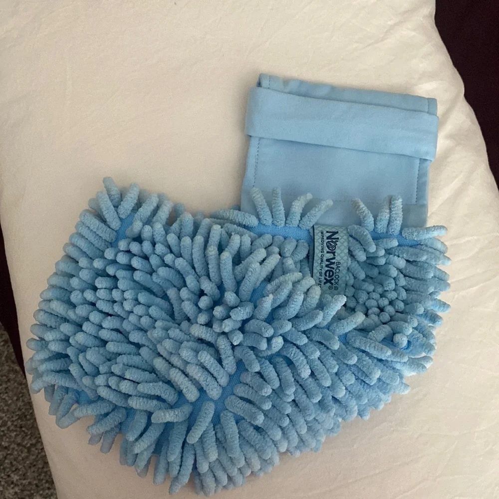 Chenille Bathroom Hand Towel. BNWT. Great to use for guests while visiting